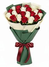 Букет Микс из красных и белых роз в Туголесский Бор