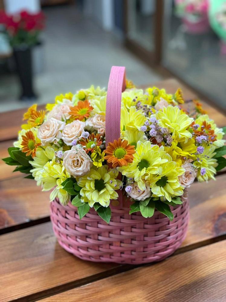 Цветочная композиция из Хризантемы и Розы в корзине в Туголесский Бор
