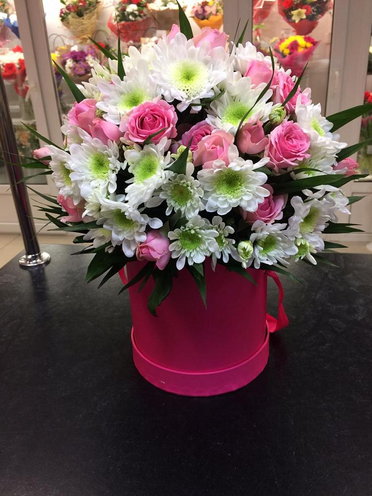 Цветочная композиция из Розы и Хризантемы в шляпной коробке в Туголесский Бор