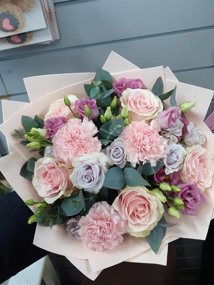 Букет цветов из: Розы, Гвоздики и Лизиантусы в Туголесский Бор